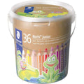 STAEDTLER® Noris® junior 140 Kindermalstift 3 in 1, Eimer mit 36 Malstiften in 18 sortierten Farben und 3 Spitzern